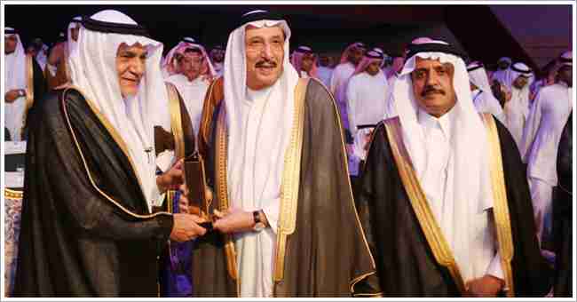 أمير جازان يتسلم هدية تذكارية من الأمير تركي الفيصل