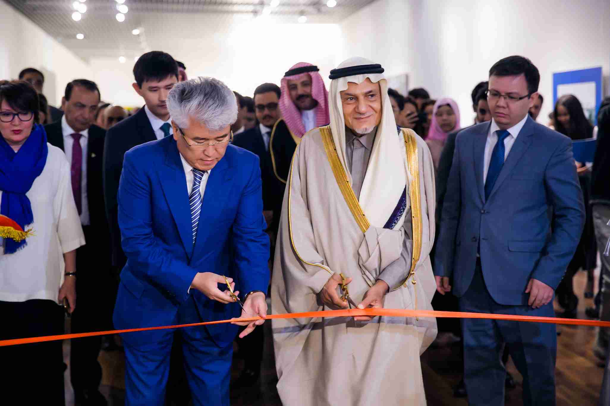 الأمير تركي الفيصل ووزير الثقافة والرياضة في كازاخستان خلال افتتاح المعرض