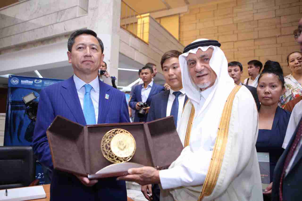 الأمير تركي الفيصل يتسلم هدية تذكارية من وزير الثقافة والرياضة في كازاخستان معالي السيد أريستانبك محمد أولي